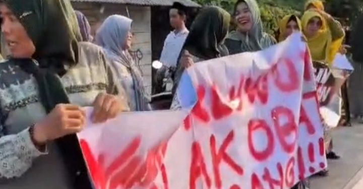 Emak-Emak Brebes Geruduk dan Bongkar Paksa “Warung Aceh” Diduga Sarang Obat Ilegal