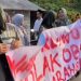 Emak-Emak Brebes Geruduk dan Bongkar Paksa “Warung Aceh” Diduga Sarang Obat Ilegal