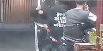 Diduga Salah Sasaran, Dua Remaja Jadi Korban Pengeroyokan dan Motor Dirampas di Klari Karawang