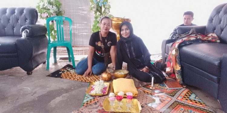 Dari kesenian terjun ke jurnalisan.