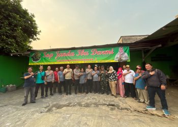 Kabid Humas Polda Metro Jaya Dengarkan Keluhan Warga Bekasi dan Bagikan Sembako di Cikarang Barat