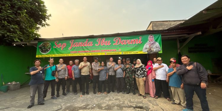Kabid Humas Polda Metro Jaya Dengarkan Keluhan Warga Bekasi dan Bagikan Sembako di Cikarang Barat