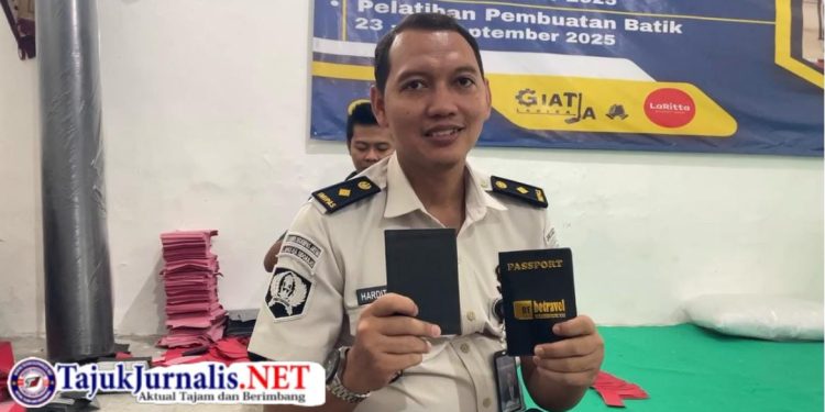 Dari Balik Tembok, Lahir Karya Bernilai: Warga Binaan Lapas Sidoarjo Produksi Cover Paspor Berkualitas