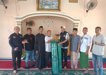 Forum Cakar Sriwijaya Sumsel Salurkan Bantuan Sajadah untuk Musholah Sopiyatun