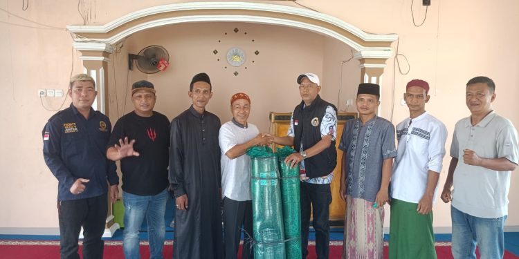 Forum Cakar Sriwijaya Sumsel Salurkan Bantuan Sajadah untuk Musholah Sopiyatun