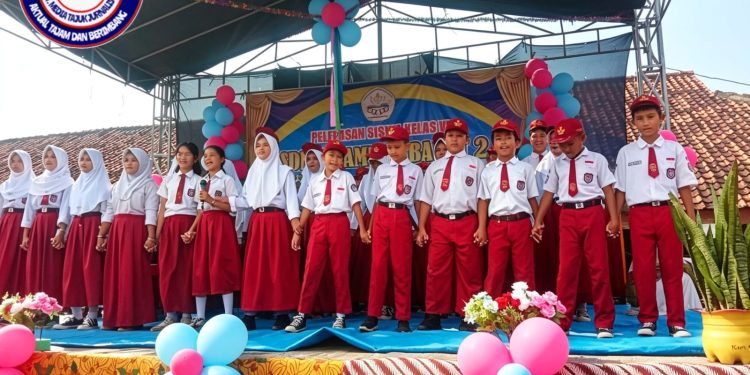 Perpisahan Kelas 6, SDN Cikampek Barat 2 Lepas 105 Siswa dengan Upacara Adat