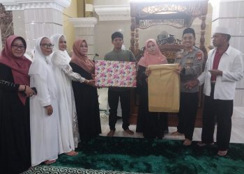 Kapolsek dan Bayangkari Pitumpanua Ikut Pawai 1 Muharram 1448 Hijriah di Masjid Besar Al-Muttaqin Siwa
