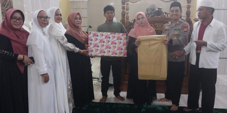 Kapolsek dan Bayangkari Pitumpanua Ikut Pawai 1 Muharram 1448 Hijriah di Masjid Besar Al-Muttaqin Siwa