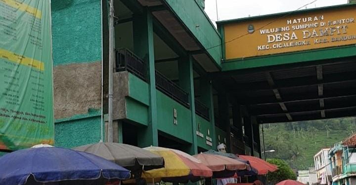 Pelayanan Adminduk Desa Dampit Dikeluhkan Warga, Janji Manis Perangkat Desa Berujung Bungkam.