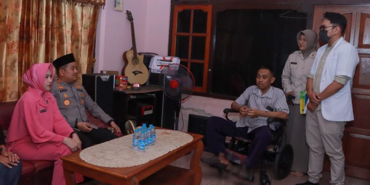 Jelang HUT Bhayangkara ke 80, Polres Jombang Gelar Anjangsana ke Anggota Yang Sakit Hingga Purnawirawan Polri