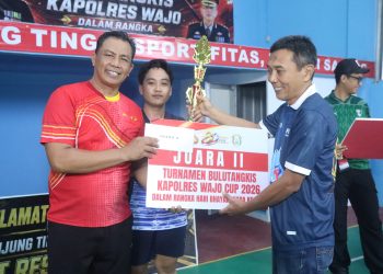 Jelang Puncak Hari Bhayangkara ke-80, Polres Wajo Tutup Turnamen Bulutangkis dengan Penyerahan Piala