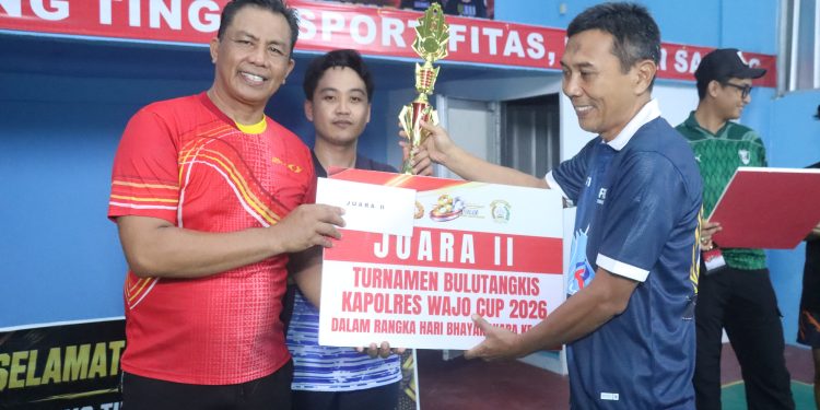 Jelang Puncak Hari Bhayangkara ke-80, Polres Wajo Tutup Turnamen Bulutangkis dengan Penyerahan Piala