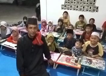 Dukung Kenyamanan Belajar Agama, Forum Cakar Sriwijaya Sumsel Serahkan Bangku Mengaji kepada Santri TPA