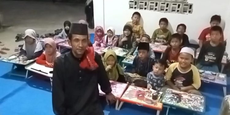 Dukung Kenyamanan Belajar Agama, Forum Cakar Sriwijaya Sumsel Serahkan Bangku Mengaji kepada Santri TPA