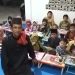 Dukung Kenyamanan Belajar Agama, Forum Cakar Sriwijaya Sumsel Serahkan Bangku Mengaji kepada Santri TPA