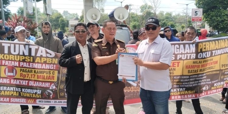 Gedor Kejati Sumsel, Ratusan Massa Forum LAKI dan LASKAR Desak Pengusutan 3 Proyek Diduga Bermasalah