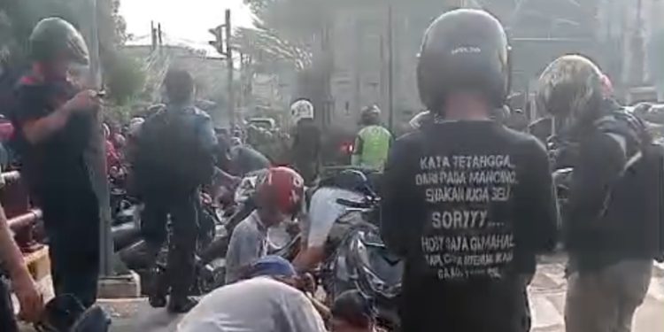 Diduga Rem Blong, Truk Wing Box Tabrak Sepeda Motor di Simpang Unisma Bekasi, Satu Orang Tewas, 2 Kritis, 7 Luka Luka