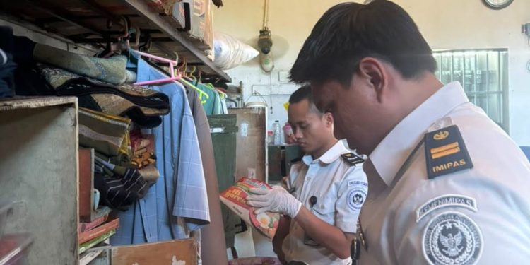 Perkuat Keamanan, Lapas Sidoarjo Gelar Razia Rutin Blok Hunian, Sita Berbagai Barang Terlarang