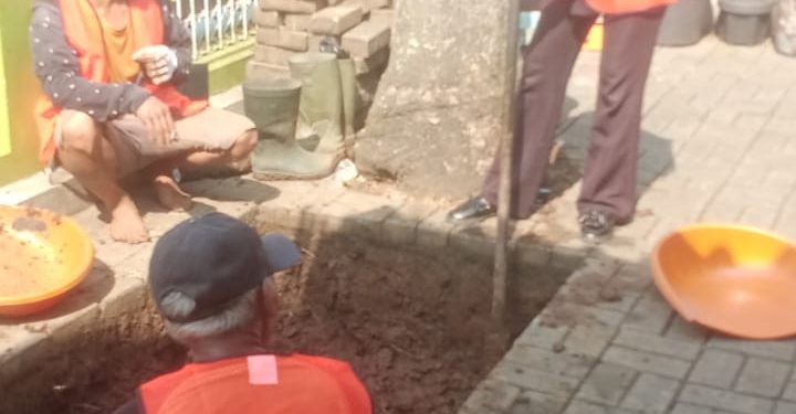 Wujudkan Lingkungan Sehat, 50 KK di Pesanggrahan Terima Bantuan Tangki Septik Mandiri