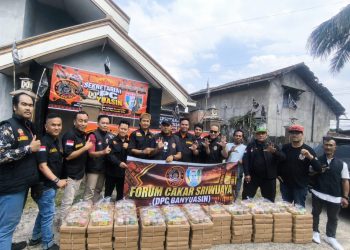 Tebar Kepedulian di Jalan Tanjung Api-Api, Forum Cakar Sriwijaya DPC Banyuasin Bagikan Ratusan Makanan Gratis