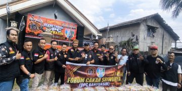Tebar Kepedulian di Jalan Tanjung Api-Api, Forum Cakar Sriwijaya DPC Banyuasin Bagikan Ratusan Makanan Gratis