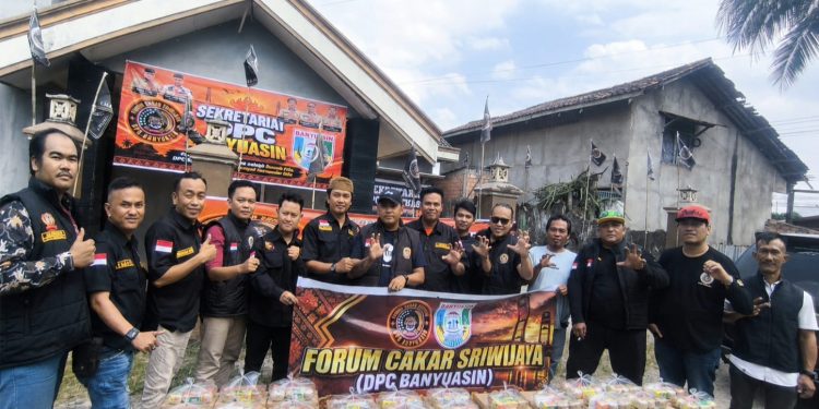Tebar Kepedulian di Jalan Tanjung Api-Api, Forum Cakar Sriwijaya DPC Banyuasin Bagikan Ratusan Makanan Gratis