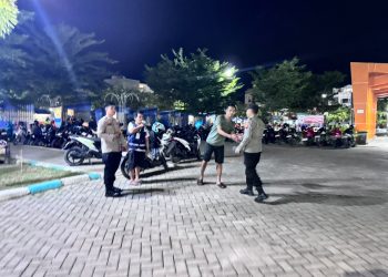 Patroli Biru Polsek Tempe Sapa Warga hingga Pasar Malam, Jaga Malam Tetap Aman di Sengkang