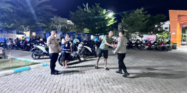 Patroli Biru Polsek Tempe Sapa Warga hingga Pasar Malam, Jaga Malam Tetap Aman di Sengkang