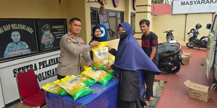 Kapolsek Tempe Bersama Personel Turun Langsung Layani Warga Lewat Program Pangan Murah