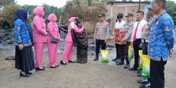 Kapolsek Pitumpanua Salurkan Bantuan Sembako kepada Korban Kebakaran di Siwa