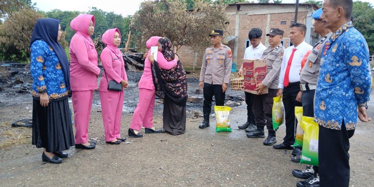 Kapolsek Pitumpanua Salurkan Bantuan Sembako kepada Korban Kebakaran di Siwa