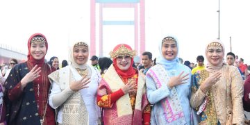 Melestarikan Warisan Budaya, Persit KCK Koorcab Rem 044 Ramaikan Parade Kebaya Nasional