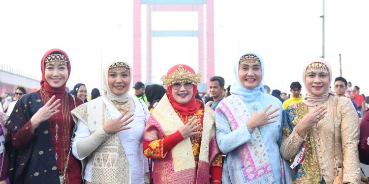 Melestarikan Warisan Budaya, Persit KCK Koorcab Rem 044 Ramaikan Parade Kebaya Nasional