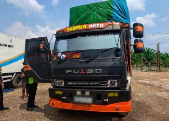 Respon Cepat Polsek Betung Tangani Penemuan Pengemudi Truk Meninggal Dunia di Pos Polisi Musi Indah