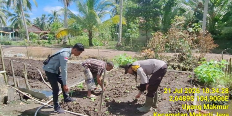 Bhabinkamtibmas Polsek Muara Telang Ajak Warga Desa Panca Mukti Jaga Kamtibmas dan Dukung Program Pekarangan Pangan Bergizi