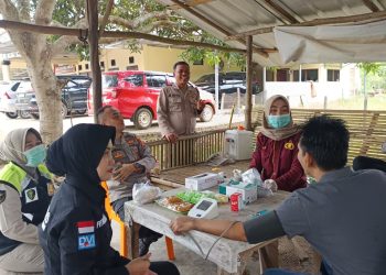 Polsek Pulau Rimau Bersama Sidokkes Polres Banyuasin Salurkan Bansos dan Berikan Layanan Kesehatan Gratis