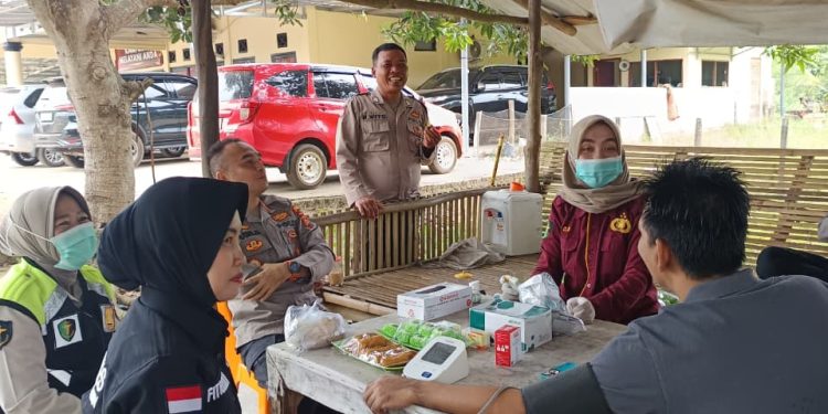 Polsek Pulau Rimau Bersama Sidokkes Polres Banyuasin Salurkan Bansos dan Berikan Layanan Kesehatan Gratis