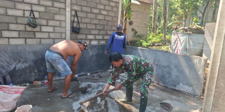 Wujudkan Hunian Layak, Serma Saifur Bersama Warga Gotong Royong Bangun Rumah Ibu Suwarti