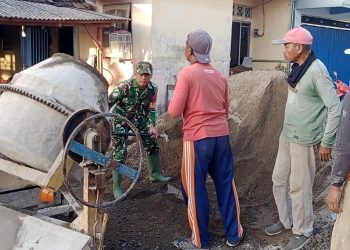 Wujudkan Kemanunggalan TNI-Rakyat, Serka Anton Bersama Warga Gotong Royong Cor Jembatan Garuda
