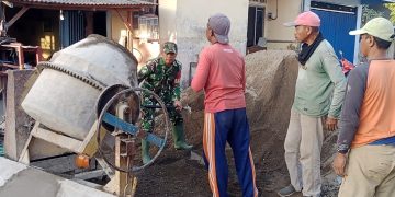 Wujudkan Kemanunggalan TNI-Rakyat, Serka Anton Bersama Warga Gotong Royong Cor Jembatan Garuda