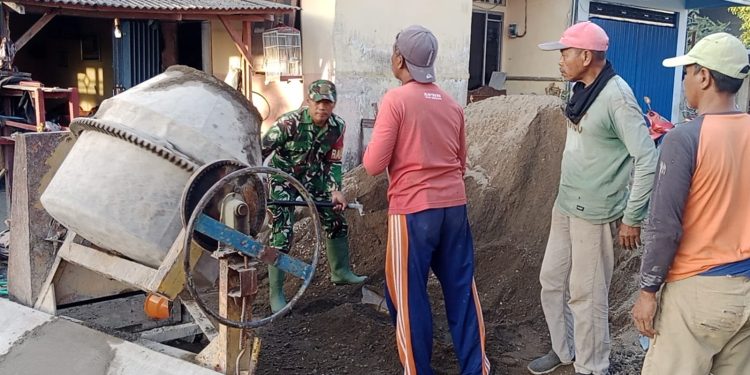 Wujudkan Kemanunggalan TNI-Rakyat, Serka Anton Bersama Warga Gotong Royong Cor Jembatan Garuda