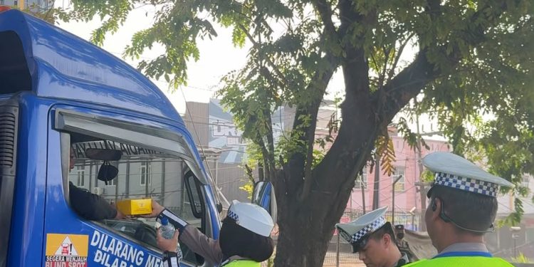 Satlantas Polres Banyuasin Gelar Bakti Sosial, Pererat Kepedulian kepada Pengemudi Truk