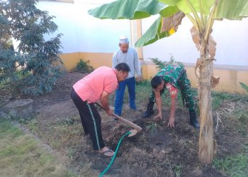Babinsa Ngadri Bersama Warga Gelar Penghijauan, Tanam Pohon Durian dan Nangka