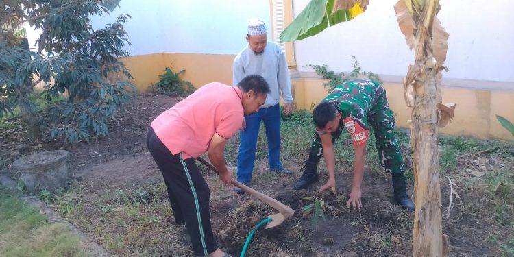 Babinsa Ngadri Bersama Warga Gelar Penghijauan, Tanam Pohon Durian dan Nangka