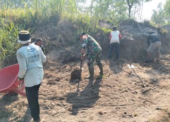 Dukung Pembangunan Jembatan Garuda, Serka Ahmad Mubarok Bersama Warga Rejosari Gelar Pelebaran Jalan