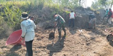 Dukung Pembangunan Jembatan Garuda, Serka Ahmad Mubarok Bersama Warga Rejosari Gelar Pelebaran Jalan