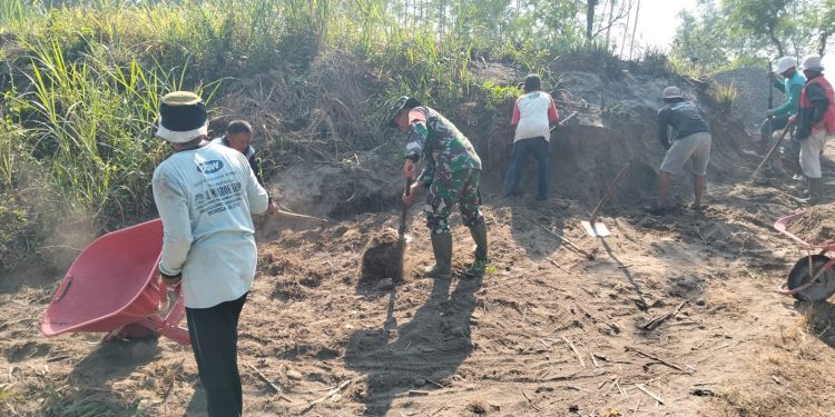 Dukung Pembangunan Jembatan Garuda, Serka Ahmad Mubarok Bersama Warga Rejosari Gelar Pelebaran Jalan