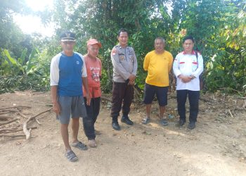 Respons Cepat Bhabinkamtibmas Polsek Urban Pitumpanua, Pipa Air Bocor Milik Warga di Dusun Mattirowalie Berhasil Diperbaiki