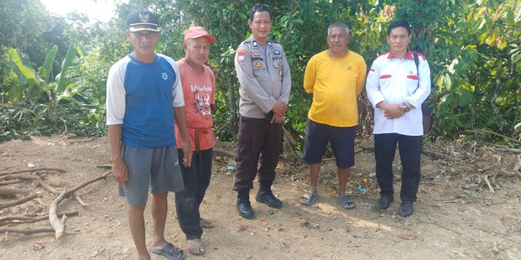 Respons Cepat Bhabinkamtibmas Polsek Urban Pitumpanua, Pipa Air Bocor Milik Warga di Dusun Mattirowalie Berhasil Diperbaiki