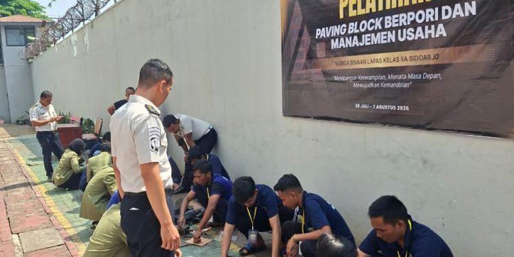 Dari Balik Jeruji Menuju Kemandirian, WBP Lapas Sidoarjo Dibekali Pelatihan Pembuatan Paving Blok dan Manajemen Usaha